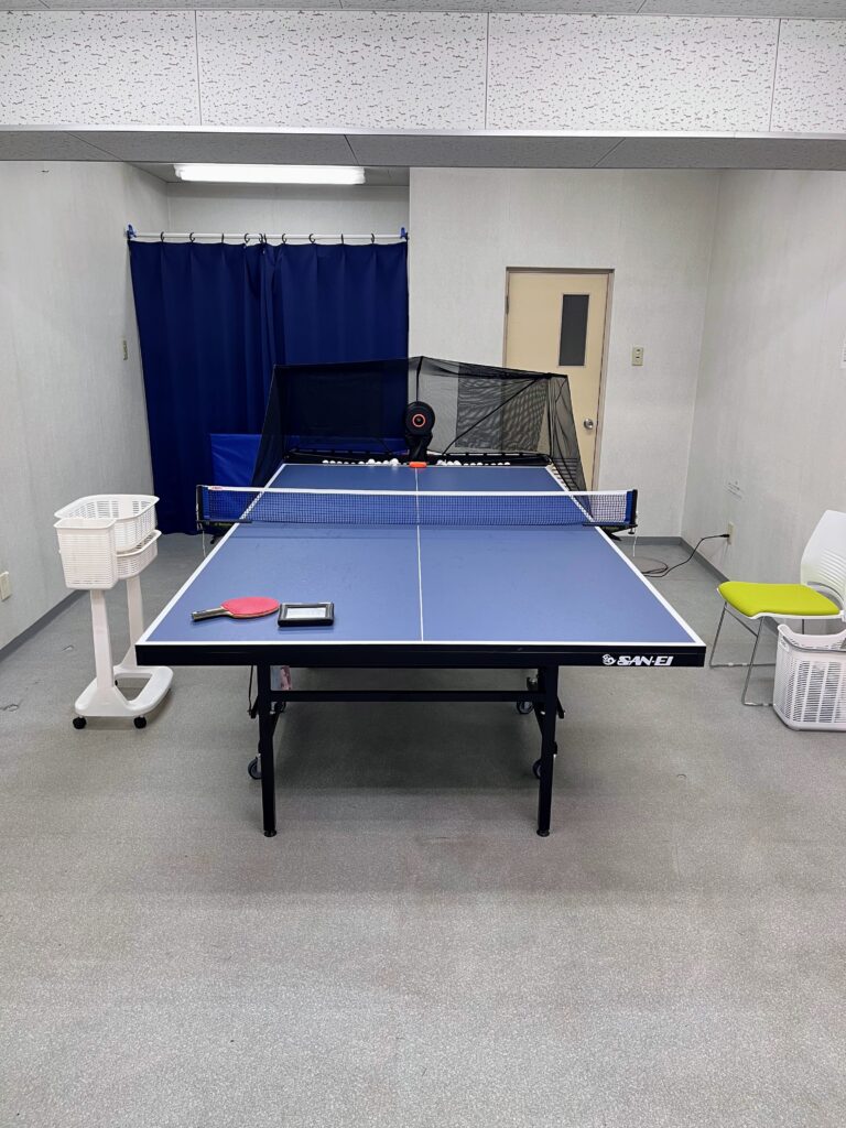 北九州市八幡西区のセルラリー卓球ジムの個室の内観