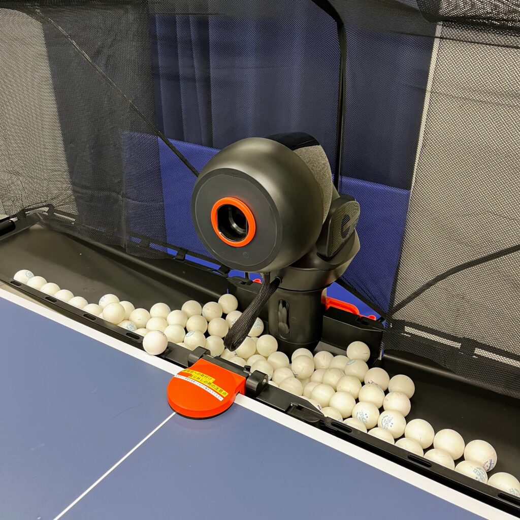 北九州市八幡西区のセルラリー卓球ジムに導入されたpongbot社の卓球マシン「Omni S Pro」