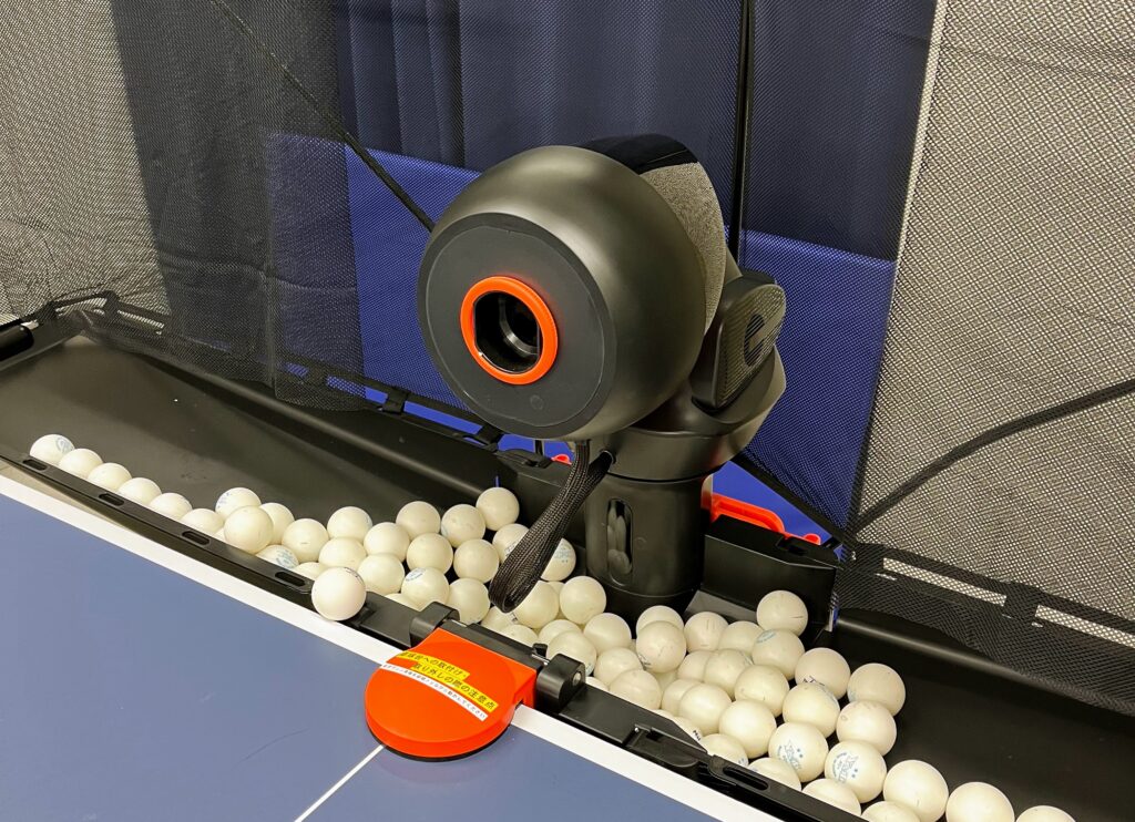 北九州市八幡西区のセルラリー卓球ジムに導入されたpongbot社の卓球マシン「Omni S Pro」